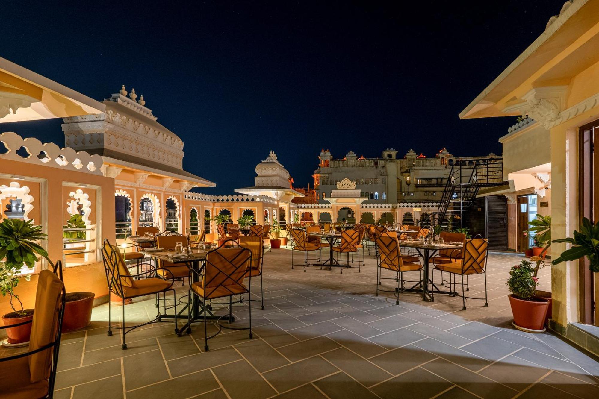 Sterling Jaisinghgarh Udaipur Hotel ภายนอก รูปภาพ